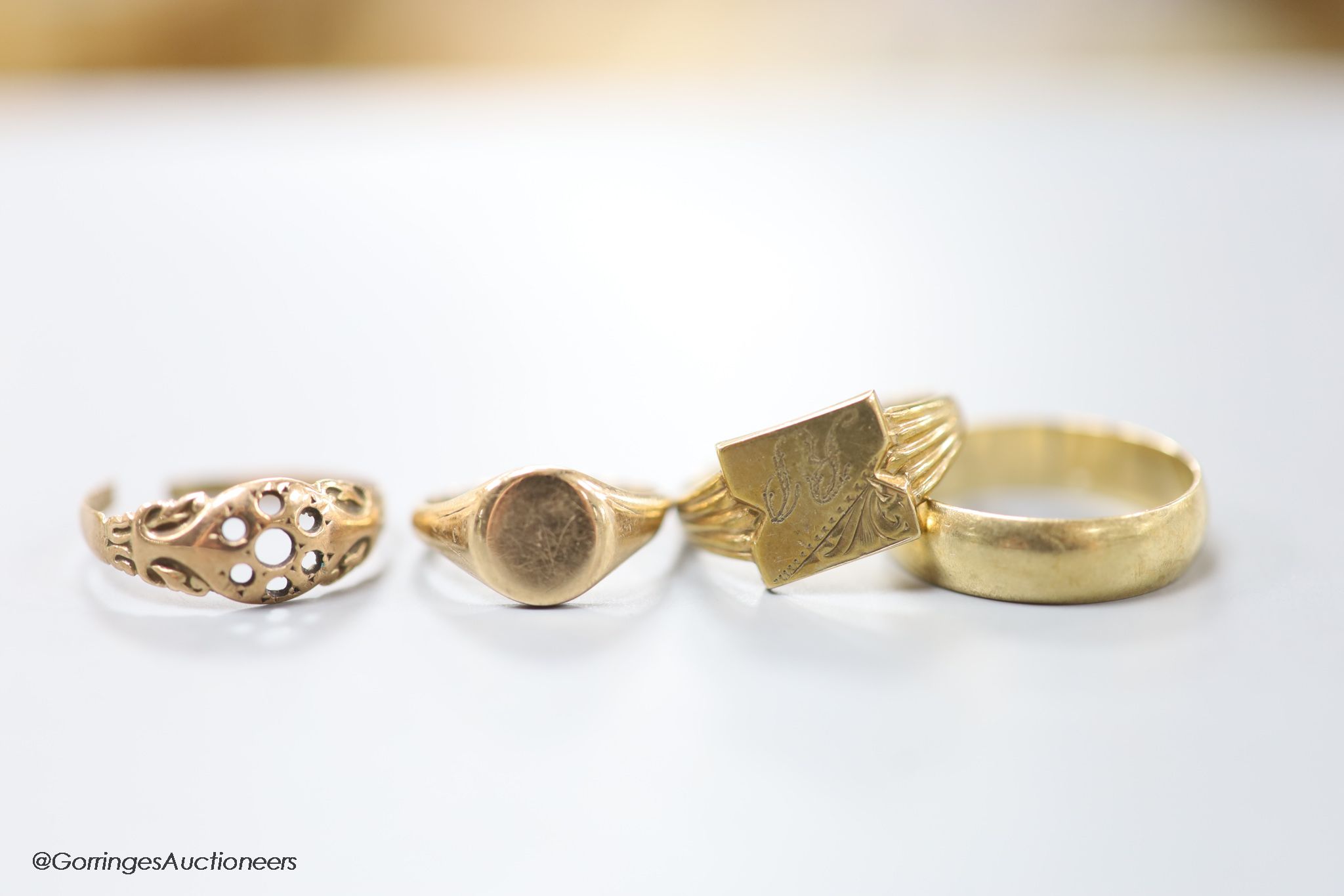 Four assorted modern 9ct gold rings including two signet rings, 11 grams (one cut).